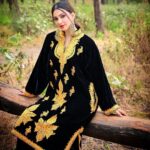 Eshanya Maheshwari Instagram – She was beautifully out of place.
Sometimes I believe she intended to be.
Like the moon during the day. 

Wearing this beautiful hand embroidered Kashmiri pheran by @pashmkaar 🖤✨

M&H by @zuberiya_ansari 
Photography by @ajayyparmar 

#kashmirilook #kashmir #pheran #pashmkaar #kashmiripheran #esshanyamaheshwari #esshanya