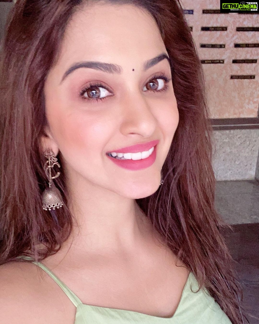 Eshanya Maheshwari Instagram - ๐ข๐ถ๐ฒ๐ต๐ฎ๐while you have teeth. . โจ #smileeveryday #bethankful #livelovelaugh #eshanyamaheshwari