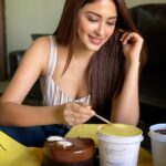 Eshanya Maheshwari Instagram - Benefits of having a friend who makes such mouth watering desserts 😍🤤❤️ @toshinofficial thanks for sending me these yummy 😋 sugar free dark chocolate moose cake and mango cheese cake 😍👻 along with the best passion fruit sorbet and sugar free dark chocolate ice cream 🤪 today I am high on yumminesss 👻🙊 @toshinshetty thanks dear for sending all these with full protection and keeping all the safety measures during this pandemic... 🤗🤤🙊