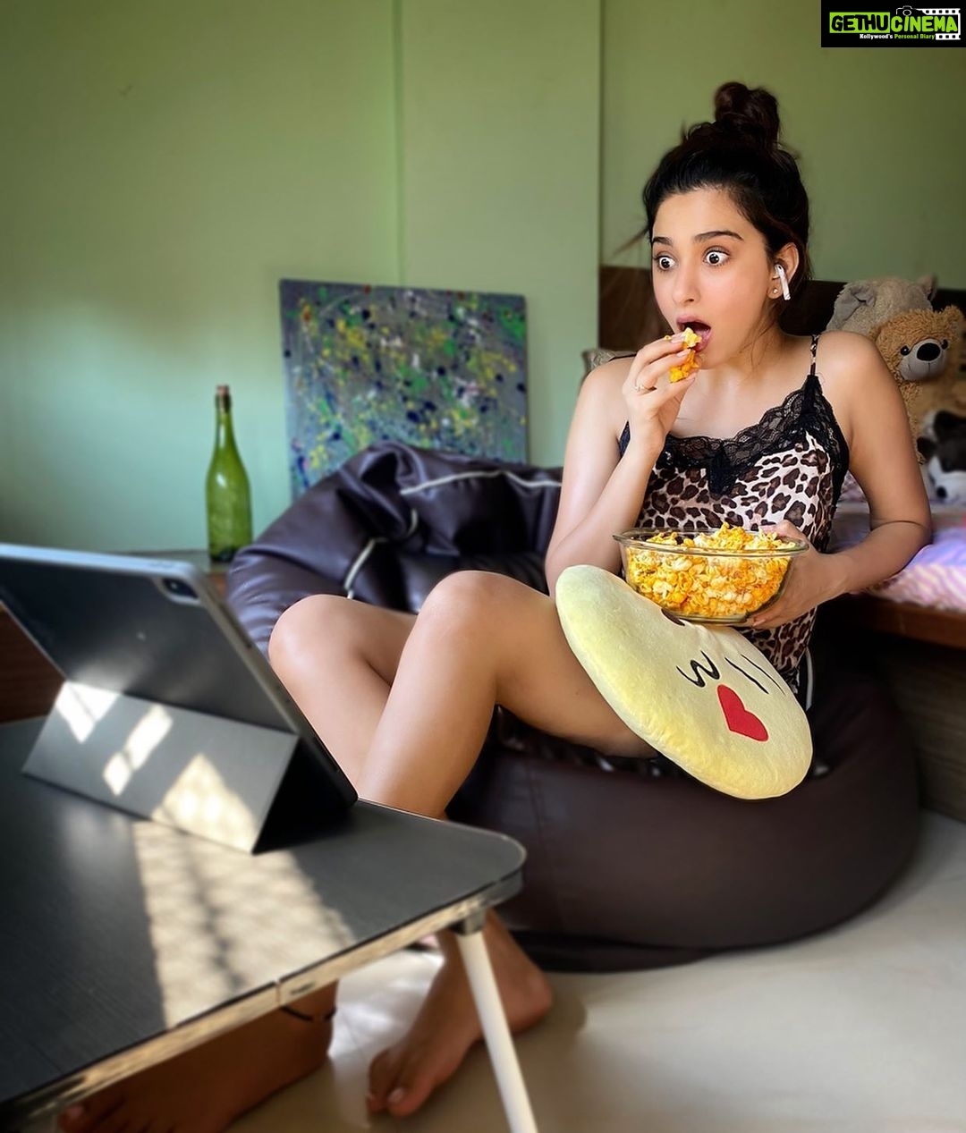 Eshanya Maheshwari Instagram - These days my afternoons are full of entertainment ðŊ ð ðĪŠ ðĪ Netflix + popcorn = ðŧð any guesses which show I am watching ðĪ #lockdown #quarantinelife #netflix #popcorn