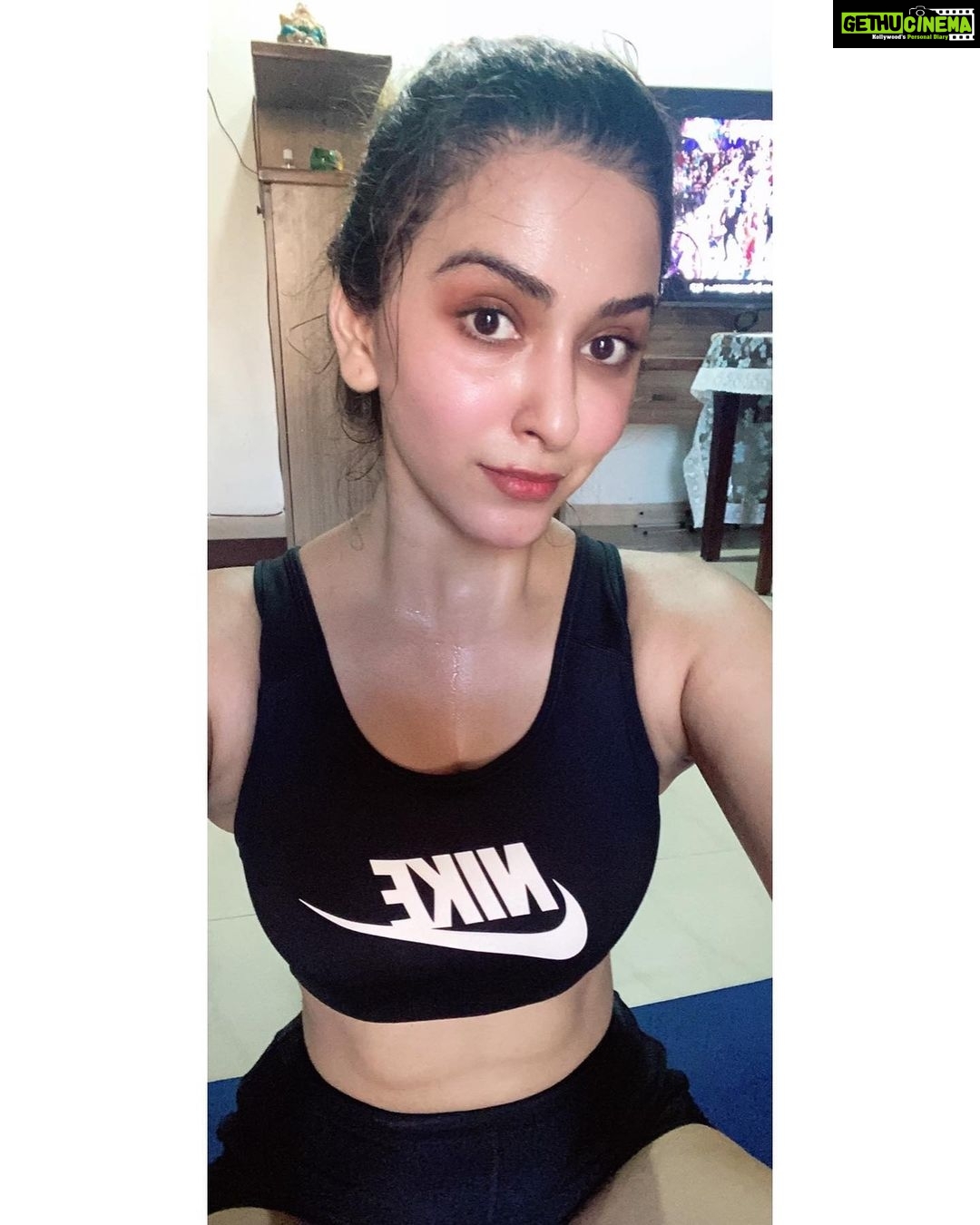 Eshanya Maheshwari Instagram - I am making sure that I lose my cheat meal calories... 🙈🍕🤤😅🏋️♀️ #burnthefat #workout #fitness #goals #stayhome #staysafe #lockdown #quarantineworkout #eshanyamaheshwari