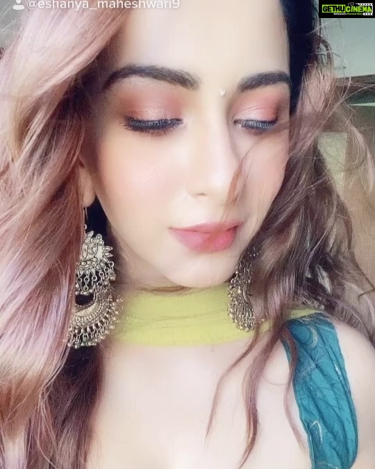 Eshanya Maheshwari Instagram - Always been a filmy girl... 🤪🙈 Bollywood song, dreamy breeze, flowing hair, slomo expressions 🤓 and singing to my imaginary love 😂🤣 I swear quarantine boredom made me do this.... 🙈 #quarantine #iambored #lockdown #filmy #love #crush #crazygirl #eshanyamaheshwari