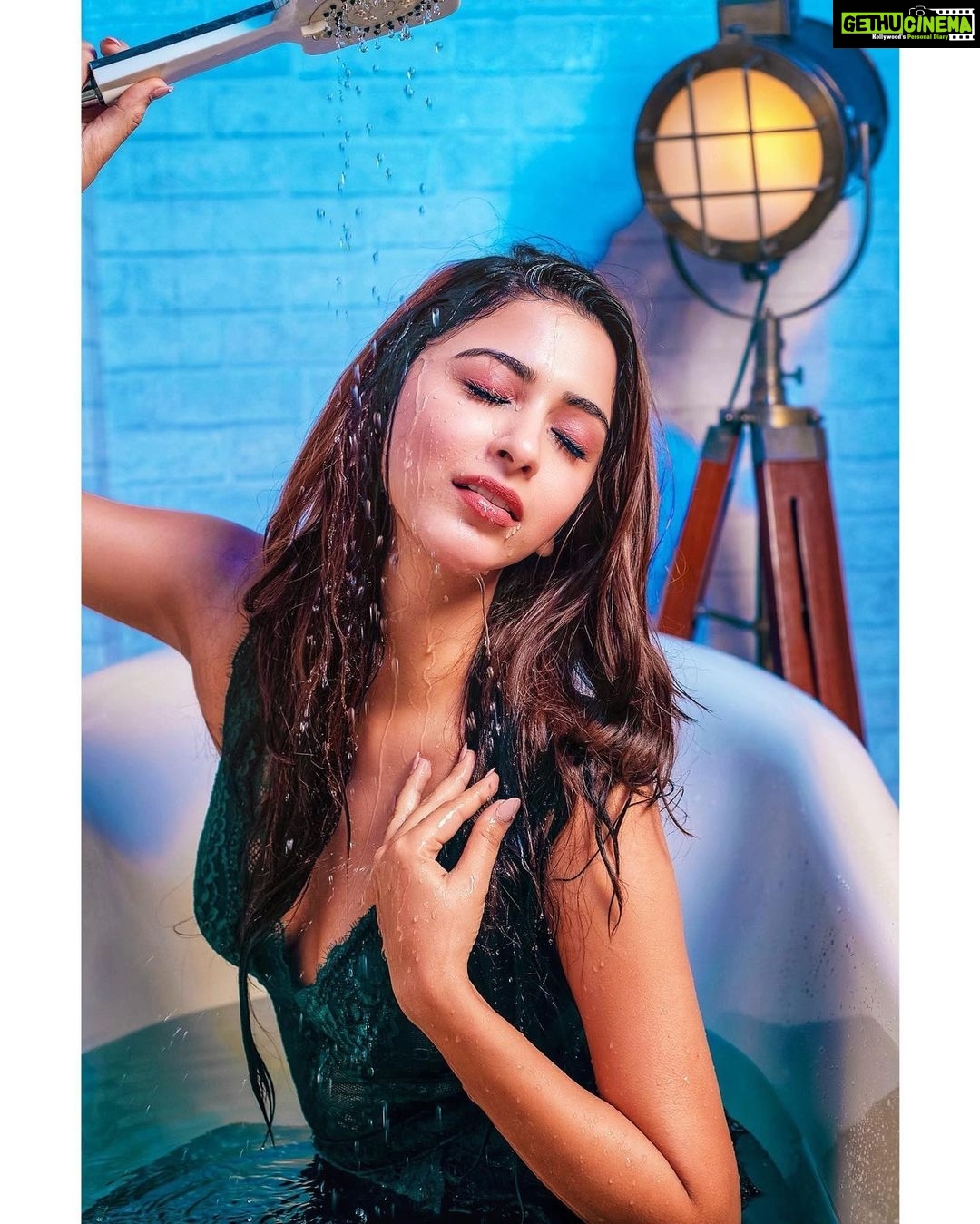Eshanya Maheshwari Instagram - πΌ πππΎππ πΆπ πΌ πΆπ, π―π½πΆπ πΎπ ππππππ½. β¨β¨β¨ Photographer- @neerajskk H&M- @garg_kinjal #throwback #photoshoot #poser #model #missmywork #eshanyamaheshwari