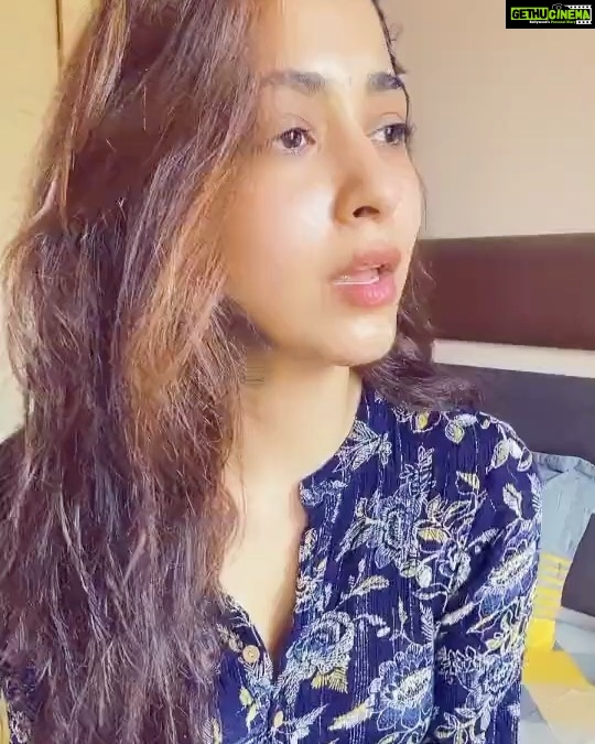 Eshanya Maheshwari Instagram - Itβs been looongg Quratin tin tin tin ππ #gharbhaithoindia #quarantine #lockdown #stayhome #staysafe #staypositive #itsbeenlong My Home Exhibition