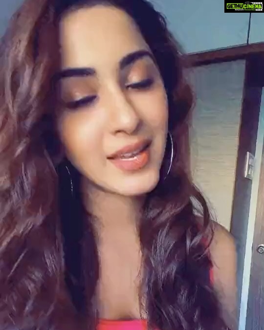 Eshanya Maheshwari Instagram - Group chat ke khatarnak dosto ko mera salam 😜😏 uss friend ko tag karo jispe yeh perfect fit ho🤓 #yaaro #friends #timepass #imbored #fun