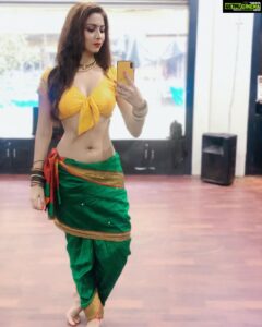 Eshanya Maheshwari Instagram - Major missing making those crazy dance covers 😢🙈🙇🏻‍♀️ waiting for this lockdown to over soon so we all can jump back to do what we love.... #takemeback #dancing #bollywood #timtim #dancecovers