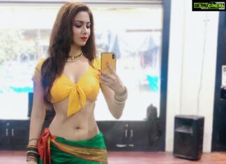 Eshanya Maheshwari Instagram - Major missing making those crazy dance covers 😢🙈🙇🏻‍♀️ waiting for this lockdown to over soon so we all can jump back to do what we love.... #takemeback #dancing #bollywood #timtim #dancecovers
