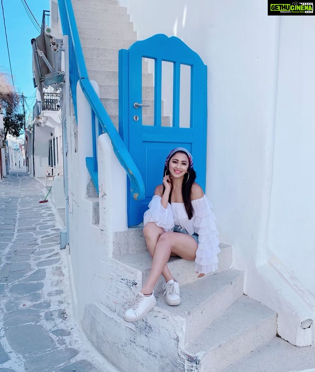 Eshanya Maheshwari Instagram - Mentally somewhere else...ππ»ββοΈ πGreece π¬π· #majormissing #mykonos #greece #travelblogger #takemeback #throwback Mykonos, Greece