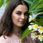 Evelyn Sharma Instagram - Name the plant! 🌿 Small tree in this case! 🤩Most people looove the scent of its gorgeous flowers that come in white, pink, or red… 🌺 Tbh it took my sensitive nose a bit of getting used to, but now I couldn’t imagine my garden without it! 👩🏻‍🌾 #gardenquiz #gardentrivia #plantquiz #planttrivia #plantlover #gardening #tropicalplants #nametheplant