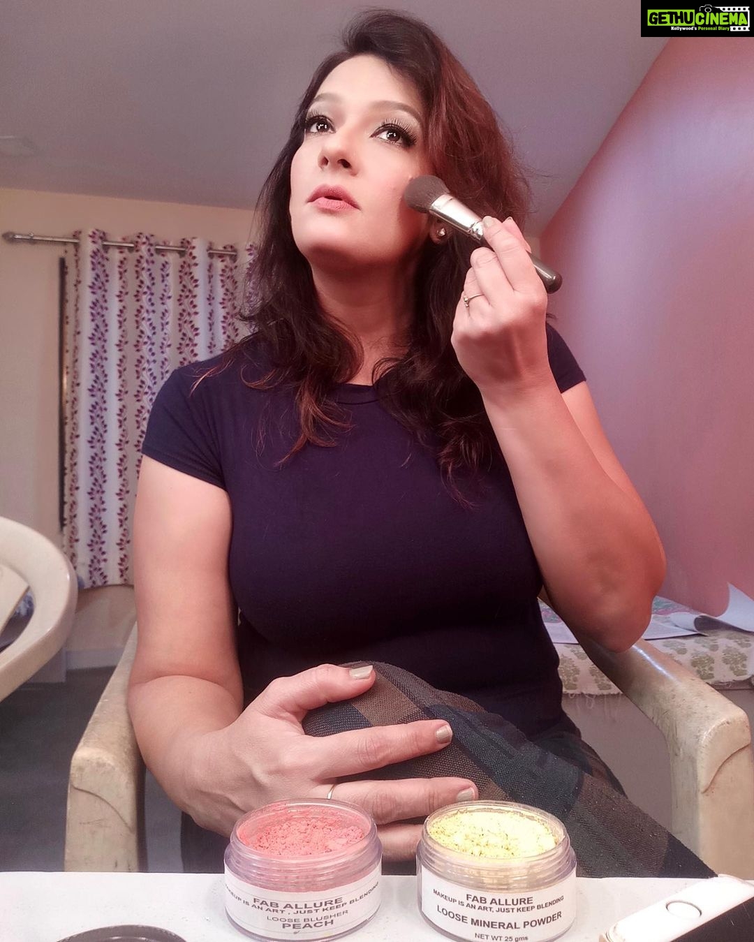 Falguni Rajani Instagram - Hello friends Recently I came across one skincare brand @fab_allure Products are cruelty free,paraben free and vegan. I recieved from them few products 👇 💫Loose mineral powder in shade IVORY this is organic and in yellow tone. 💫Loose blusher in shade PEACH giving a natural shade on your cheeks ,again it is organic and chemical free. 💫 Marigold and licorice foaming splash is a foaming cleanser for all skin. facewash suits on all skin and removes excess oil without leaving your skin over dry 💫 Rose and apricot scrub makes your skin blemish free and glowing. 💫Noor bridal ubtan is a mask as well as a scrub. Making your skin glow like a bride. 💫24k Gold serum ,the beauty oil infused with gold is best product to pamper your skin. You can buy this products from there website www.faballure.moreall.in Follow @fab_allure for homemade organic products.