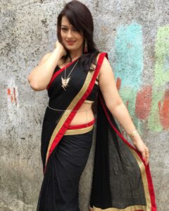 Falguni Rajani Instagram - #one of my fav pictures from the album 
Actually m in love with this saree draping ♥️♥️