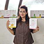 Falguni Rajani Instagram – Not all healthy regimes are difficult. Explore the world of Fernweh Teas to find your fitness companion. 
🍵
Really enjoying sipping Green tea as @fernwehagro has Come up with some exotic flavours of tea this Summer. Why taste the same flavours everyday when you can taste a new flavour everyday. They have some really unique flavours like kiwi tea, aam panna tea, bleu amor tea, rose tea and pineapple oolong tea. 
🍵
They send me few of these exotic flavours to taste and I’m so excited to share my thoughts with you guys. 
》 The flavours are great.
》 It is really healthy. 
》 Packaging is very luxurious and fancy which I liked alot. 
》 All natural ingredients used and no artificial ingredients at all. 
.
HIGHLY RECOMMENDED 
🍵
@fernwehagro 
#tealover #flavouredtea #tea #newproducts #greentea #fernwehteas #fernwehagro