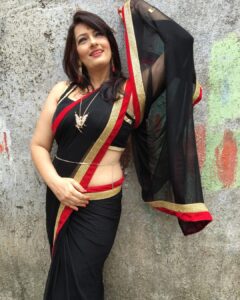 Falguni Rajani Instagram - #one of my fav pictures from the album 
Actually m in love with this saree draping ♥️♥️