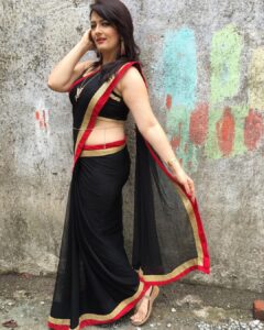 Falguni Rajani Instagram - #one of my fav pictures from the album 
Actually m in love with this saree draping ♥️♥️
