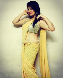 Falguni Rajani Instagram - Chal pade hain phir se ussi raah par jaha zameen ko hamara boj kam laga karta tha 😄😄💃🏻💃🏻💃🏻