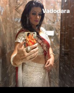 Falguni Rajani Instagram - Last year navratri 
I was invited at many places Ahmedabad twice, indore twice, Vadodara 😄💃🏻💃🏻💃🏻💃🏻💃🏻💃🏻