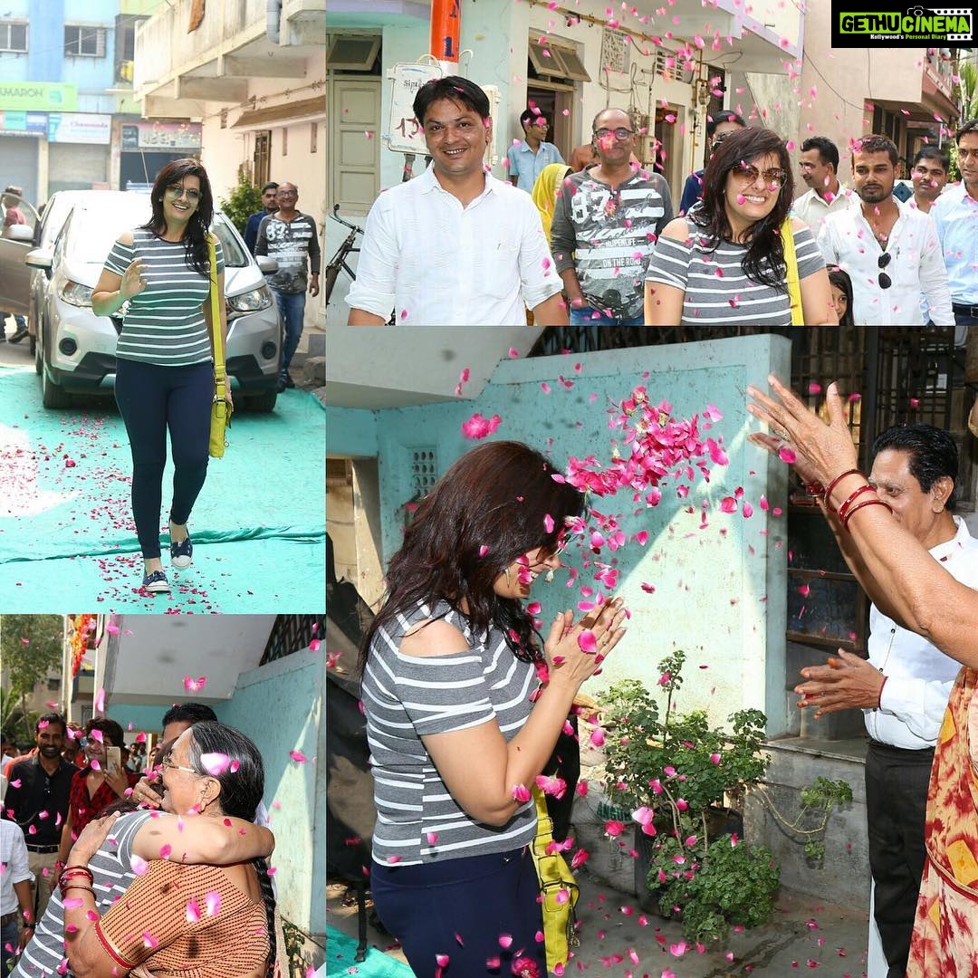 Falguni Rajani Instagram - What a welcome at surat I was overwhelmed thank u so much MR RAVI RATHORE N FAMILY πππΌππΌ