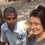 Falguni Rajani Instagram - Aaj mere birth place vasai gaon visit ki ,waha hum bachpan me jinke paas Gola khate the wahi uncle aaj bhi wahi ussi jagah par gola bechte hain unko dekhkar dil bhar aaya wahi feeling wahi mohol aaj bhi kuch bhi nahi badla wahi purane padosi mile wo bhi itne saalon baad muje dekhkar bohot khush ho gaye sach me aisa laga aaj usi bachpan me phir se laut aaye ....aaj main uper aasama niche ..😄💃🏻💃🏻💃🏻💃🏻💃🏻💃🏻💃🏻💃🏻💃🏻💃🏻