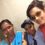 Falguni Rajani Instagram - Aaj ek selfie inke saath Jo hame saaf suthra toilet mile iske liye din bhar mehnat karte hain ...💃🏻💃🏻💃🏻💃🏻 Maine inse kaha ki chalo hum ek photo lete hain toh bole aap hamare saath photo loge ? Sachhi hamare saath photo loge ?maine bola haan hum itne saare kaam ke bina kaam ke photos lete rehte hain toh aapke saath kyu nahi ye sunkar dono bohot khush ho gayi 😊😊😊😊😊
