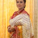 Fathima Babu Instagram - In an elegant saree from Pachaiyappa's Silks, Usman Road, T nagar. After covid the saree shops take so much precaution ... புடவைகளைக் கைகளால் தொட்டுப் பார்க்கக் கூடாது. விலை எழுதப்பட்டிருக்கும் price tag கூட தொடக்கூடாது. புடவை அணிந்தால் எப்படி இருக்கும் என்று அணிவித்து காண்பிப்பதில்லை. தோள் மேல் போட்டு கண்ணாடியில் பார்க்க கூடாது. டீ காபி கூல்டிரிங்ஸ் உபசரிப்புகள் கிடையாது. பில் கவுண்டரில் குடும்பத்தில் இருக்கும் ஒரே ஒருவருக்குத்தான் அனுமதி. கோவிட் நம் வாழ்க்கை முறையை தலைகீழாகப் புரட்டிப் போட்டுவிட்டது