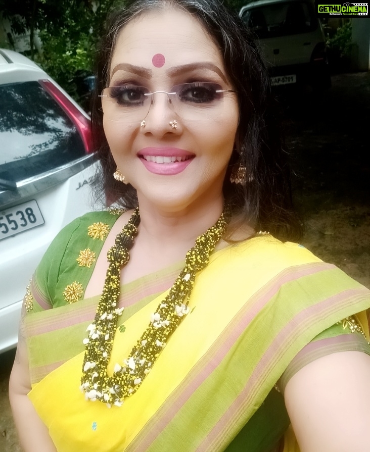 Fathima Babu Instagram - Handloom saree woven by Alli Aranya. Hand embroidery on blouse by me .. beads to match bought decades ago