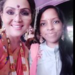 Fathima Babu Instagram – எனக்கு இவங்களோட மயில் போல பொண்ணு ஒண்ணு பாட்டு உயிருக்கு உயிரான பாட்டு. உண்மைய சொல்லனும்னா என்னால பாட முடிஞ்ச ஒரே பாட்டு அதுதான். அவர்களுடைய சிம்பிளிசிட்டி எனக்கு ரொம்ப பிடிக்கும். இன்னைக்கு நிகழ்ச்சி முடிந்து தனியே அமர்ந்து சாப்பிட்டுக் கொண்டிருந்த என்னை வாங்க எங்களோட வந்து சாப்பிடுங்க என்று அழைத்தார். மரியாதைக்கு  அழைக்கிறார் என்று நினைத்து பணிவாக மறுத்தேன். விடாப்பிடியாக வாருங்கள் அங்கு என்று இரண்டாவது முறையும் சொன்னபொழுது அவர்களின் அன்பைத் தட்ட முடியாமல் அவருடைய மேஜையில் அமர்ந்து சாப்பிட்டேன். நாம் அனைவரும் நேசிக்கும் ராகதேவனின்  செல்ல மகள். பிக்பாஸில் என்னுடைய வெளியேற்றம் சற்றும் எதிர்பாராதது .. இன்று மிக அழகாய் இருக்கிறீர்கள் என்றெல்லாம் சொல்லி என்னைத் திக்குமுக்காட வைத்தார். தேங்க்யூ பவதாரிணி for being such a sweetheart