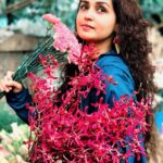 Gajala Instagram - “Baat yahan sirf Phoolon ki hogi aaj “!! @tintin3012 . . Earrings by: @glamours_earings #gajala #gazala #bandra #flowers #dayout #friends Bandra, Mumbai