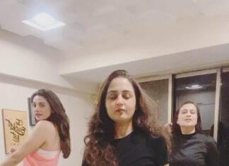 Gajala Instagram - With my Girls both are amazing dancers but i tried my best to match em😉💃🏻 @dj_aashikaa @shahdaisy #harfanmaula #gajala #gazala #friends #dancing #bollywood #reelitfeelit #reelindia #reelinstagram #actors