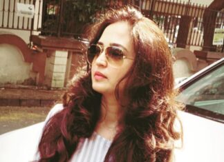 Gajala Instagram - Curls & Sunglasses😎And you Go girl💞 Hair- @salon_aysha #hairdone #salonayesha #gajala #gazala #mercedesbenz #hair #curls #aviators #sunshine
