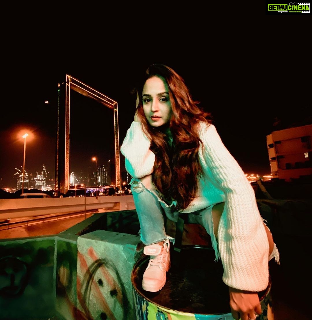 Gajala Instagram - Waiting for Godot....📖 ........... #gajala#gazala#travelbaby #sunset #gold #dubai #dubailife #shooting #gajala#gazala#teluguactress#telugu #explore #explorepage #trendyfashion #worthit #travel #traveltheworld #bestfriends❤ Dubai, United Arab Emirates
