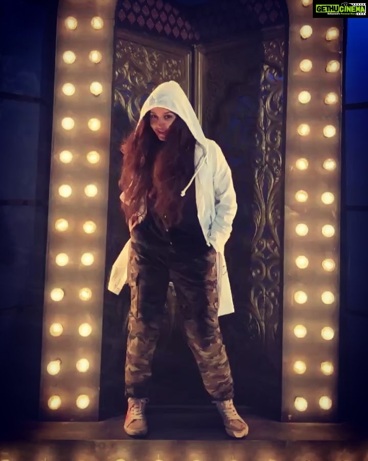 Gajala Instagram - Good Things Come To Those who Hustle..😊💪🏻 #shootlife #musicvideo #onset #swag #whiteandblack #gajala #jaiveeru #thebucketlistfilms #boomerang #huslte #team