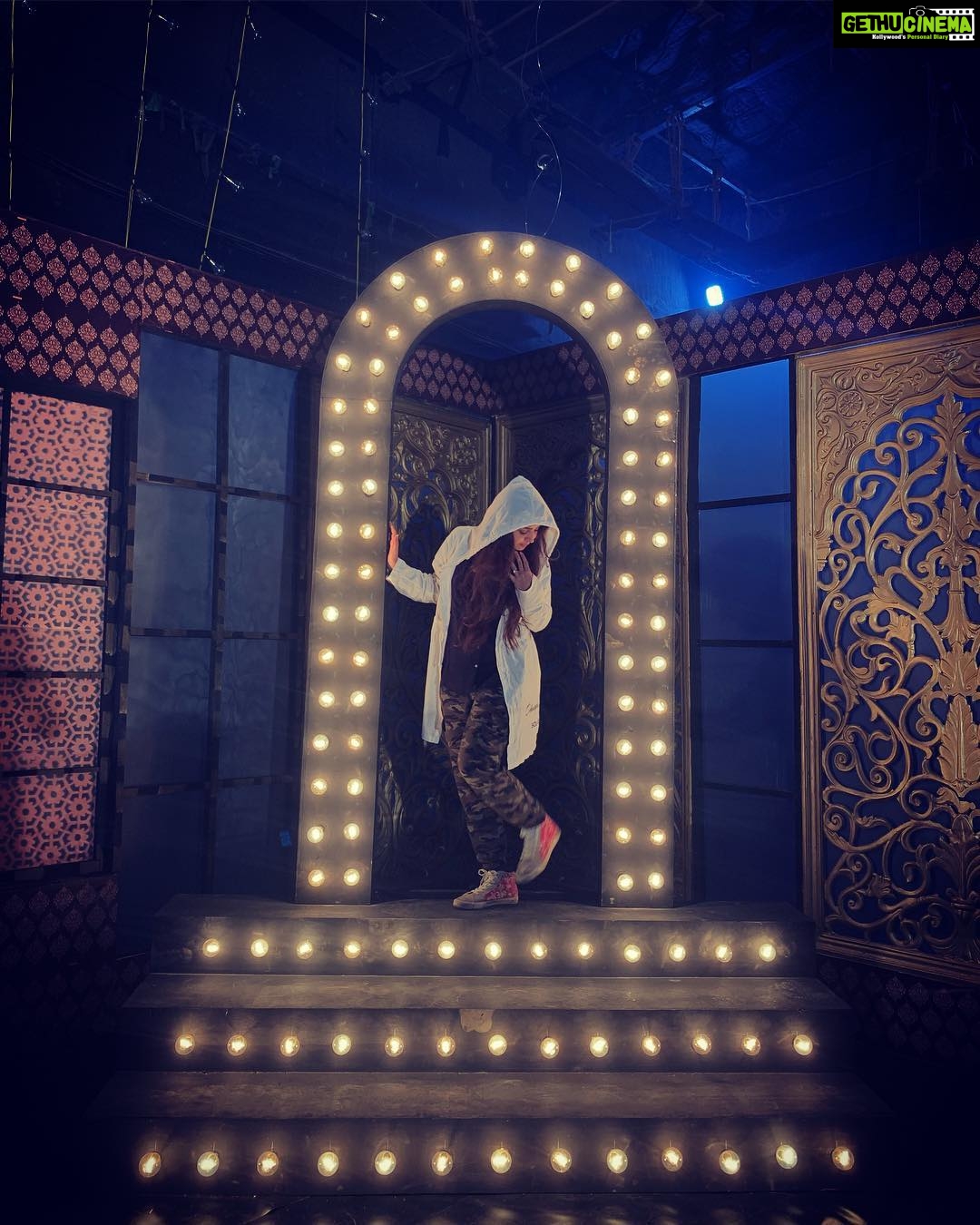 Gajala Instagram - Good Things Come To Those who Hustle..😊💪🏻 #shootlife #musicvideo #onset #swag #whiteandblack #gajala #jaiveeru #thebucketlistfilms #boomerang #huslte #team