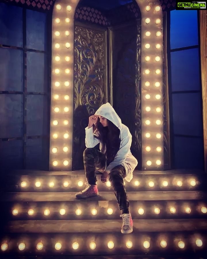Gajala Instagram - Good Things Come To Those who Hustle..😊💪🏻 #shootlife #musicvideo #onset #swag #whiteandblack #gajala #jaiveeru #thebucketlistfilms #boomerang #huslte #team