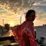 Gajala Instagram - Forever that girl that gets really excited when the sky is in pretty colors ❤ Thank you @iamkaranp for this beautiful click😘😘 #sunset #oiasantorini #greece #traveldairies2018 #vacaymode #minicooper #gajala #lifeisbeautiful 😊