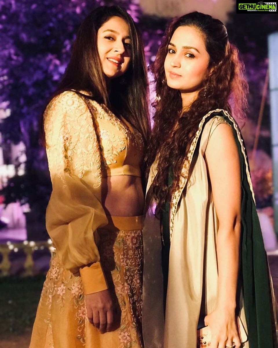 Gajala Instagram - Remember u don’t need a certain number of friends, jus a number of friends u can be certain of 😊 @keertikelkar😘 😘 pic courtesy: @faisal_miya__photuwale 😍 #rubiabhikishaadi #rubinaabhinavkishaadi #shimladiaries #funtimewithfriends Shimla