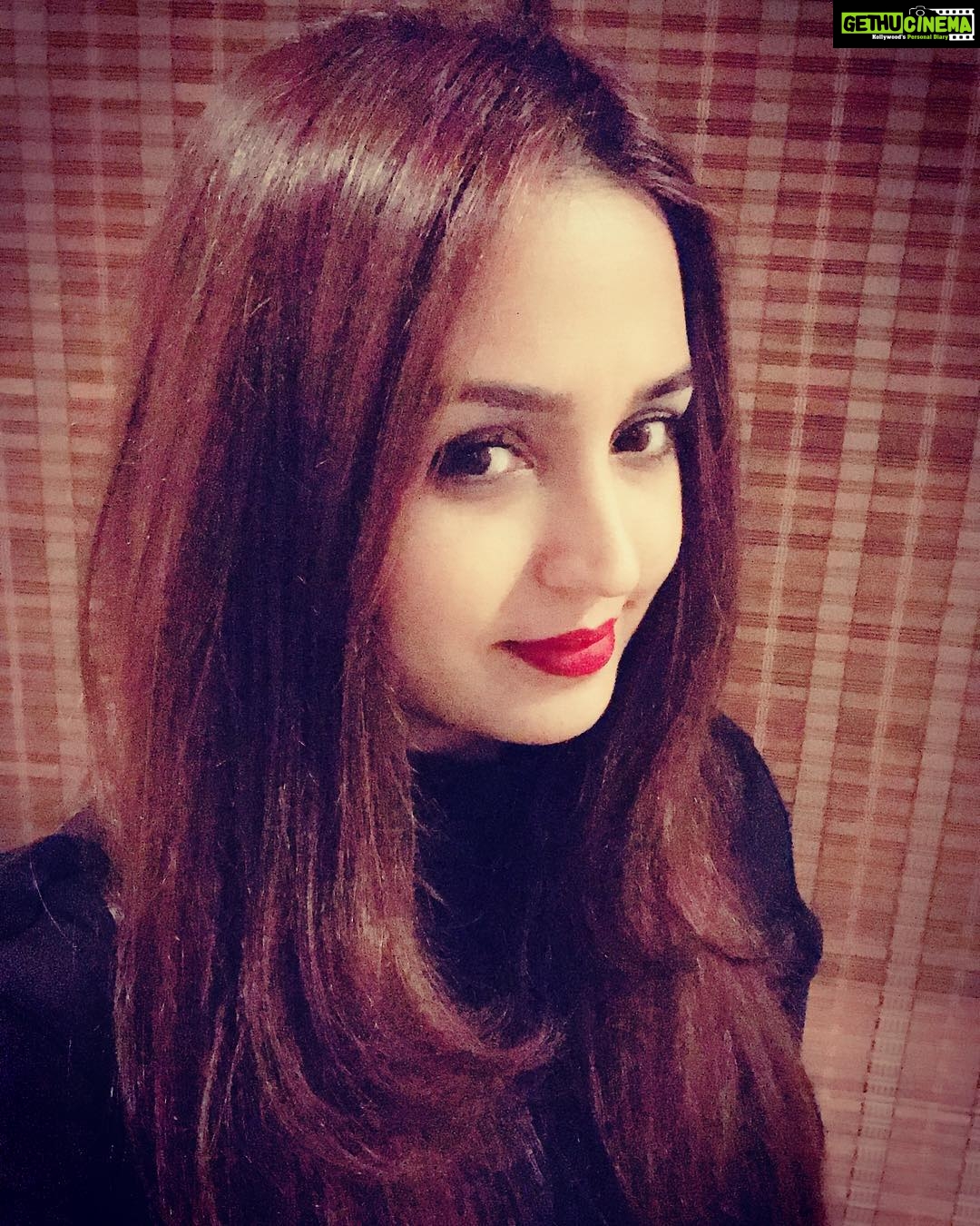 Gajala Instagram - Life is very short, so break ur silly egos, forgive quickly, believe slowly, love truly, laugh loudly & never avoid anything that makes u smile😇 #spreadlovenothate #redhead #redlipclassic #blackbeauty