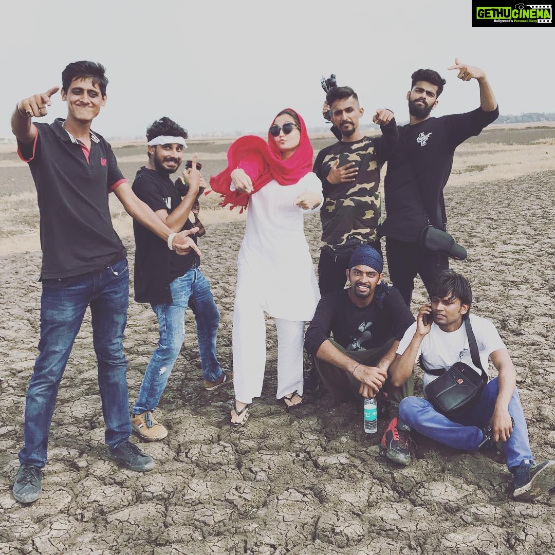 Gajala Instagram - We smile in whatever condition we shoot 😊☀️@jayparikh1212 @ujwalgupta_famouscrew @nitintankphotography @_rishabhshetty_ #hot🔥 #workmotivation#bucketlistplay#lovelifelive #teamworkmakesthedreamwork #happyfaces #partnerincrime