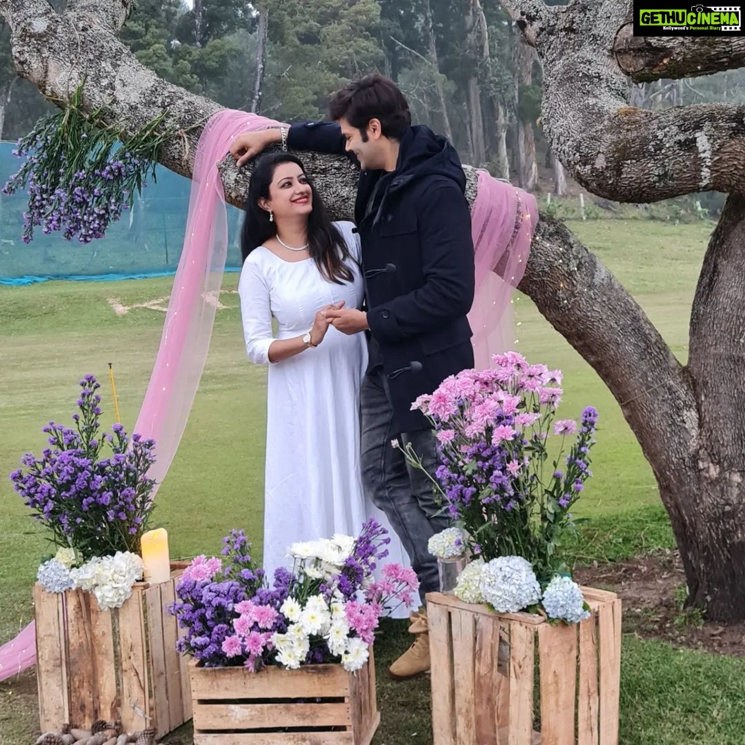 Ganesh Venkatraman Instagram - Love only GROWS with time if u let it... With time we have learnt to CELEBRATE our differences... LAUGH at both - our own & the others eccentricities... And end our squabbles with a big tight HUG 🤗🤗 Because at the end LOVE always TRIUMPHS ❤️❤️❤️ HAPPY VALENTINES DAY #loveyoutillforever @prettysunshine28 This fab Location Organized by : @kodaiinabox #happyvalentinesday