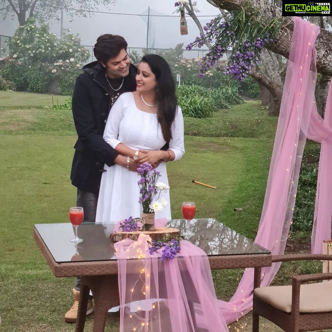 Ganesh Venkatraman Instagram - Love only GROWS with time if u let it... With time we have learnt to CELEBRATE our differences... LAUGH at both - our own & the others eccentricities... And end our squabbles with a big tight HUG 🤗🤗 Because at the end LOVE always TRIUMPHS ❤️❤️❤️ HAPPY VALENTINES DAY #loveyoutillforever @prettysunshine28 This fab Location Organized by : @kodaiinabox #happyvalentinesday