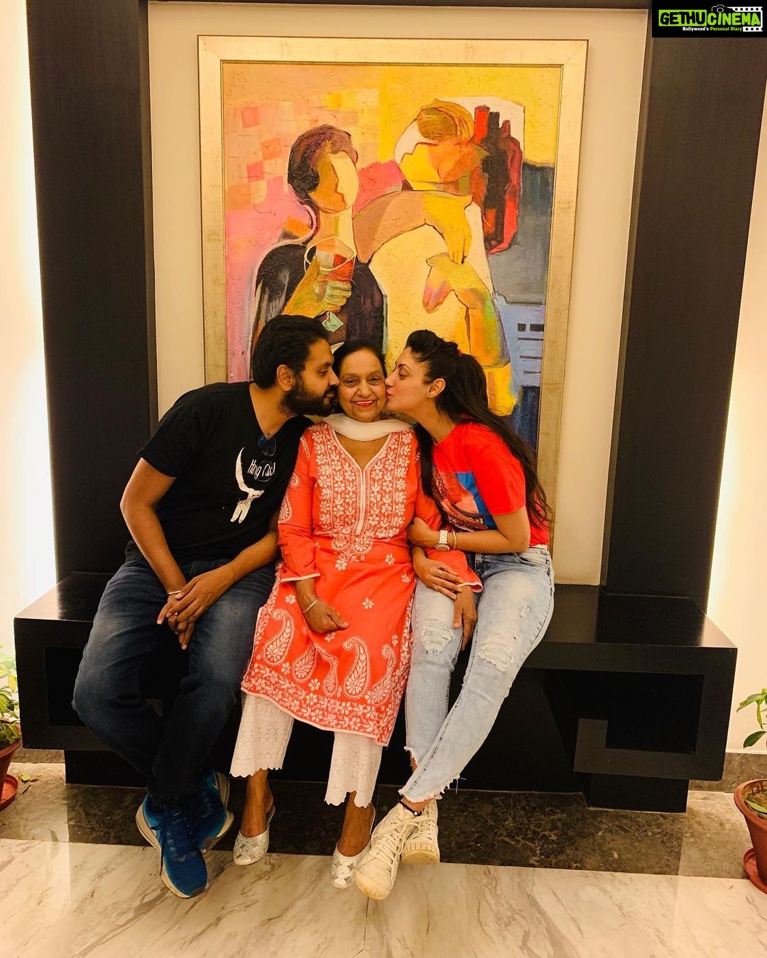 Gurleen Chopra Instagram - Dona vicho jiada pyar kinnu kardi a maa ???? Eh na oh dass sakdi hai na Assi ๐ฉโ๐งโ๐ฆ . . .#mom #momlove #siblingday #truelove #purelove