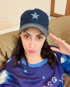 Gurleen Chopra Instagram - Bye bye chd with lots of sweet memories❤️ I will miss u all in mumbai ☹️👨‍👩‍👧‍👦 my family, my friends, my shooting people,new people, my cute fans I met dis time I will miss u alllllllll & jinna nu nahi v mil saki ohna nu jiada miss karangi 🤘🏻see you soon everyone lots of love 💕 . . . . . . #chandigargh #airpot #punjab #memories #miss #love #family #fans #movies #flight #startofaweek #monday #loveyouall #willmissu #seeusoon Chandigarh International Airport