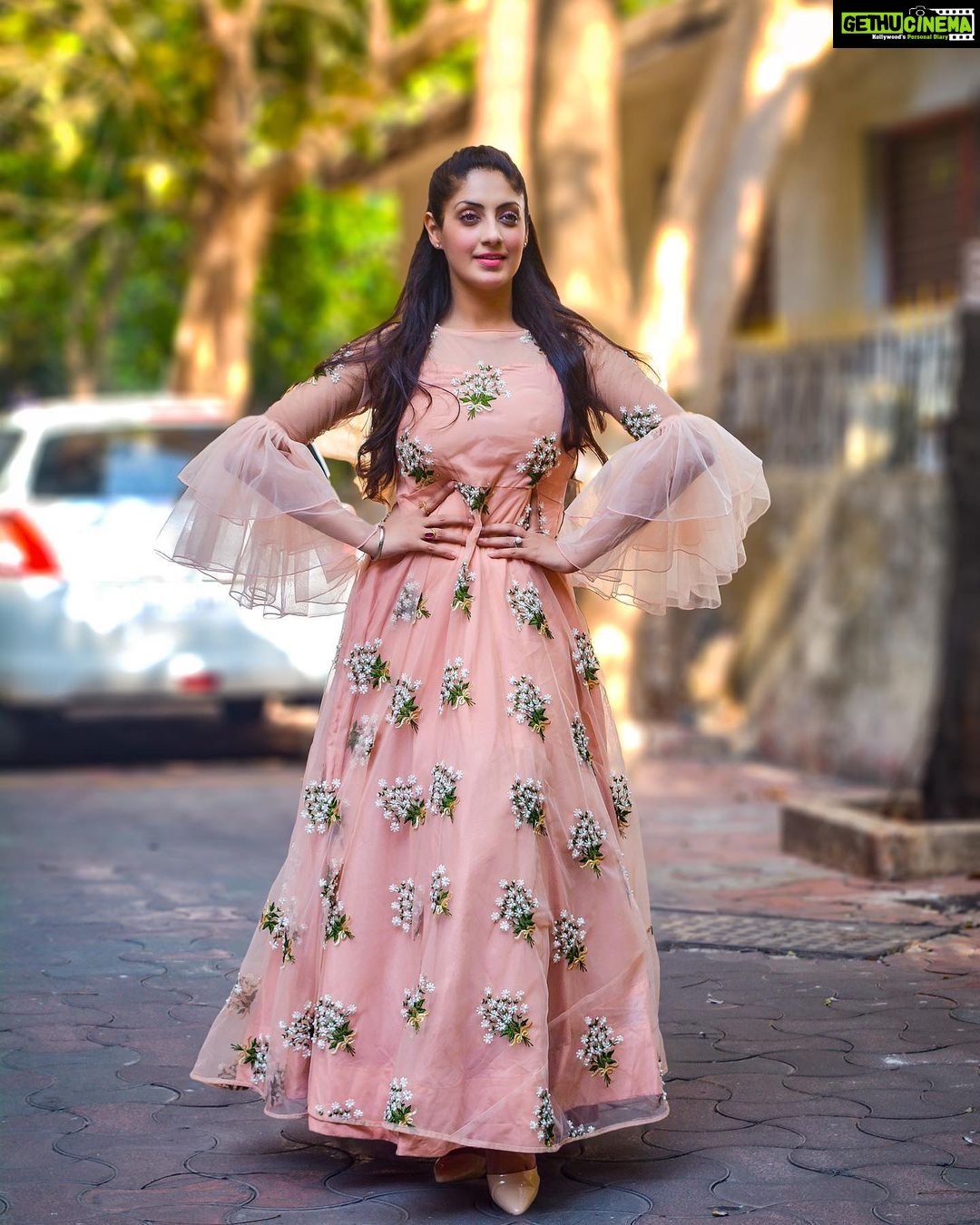 Gurleen Chopra Instagram - Jaag de lootere ta Assi v c,,, per tu Sanu lutiya kamaal kar k 👏🏻 👏🏻 . . . . #inlove #beautiful #gown #cutegirl #iloveyou #lovemyself #happiness #lifeisbeautifulwithyou❤️ #thankyougod🙏 #foreverything #missmiss #kisskiss #lovelove #yourbutterfly 🦋🦋 Varsova Beach
