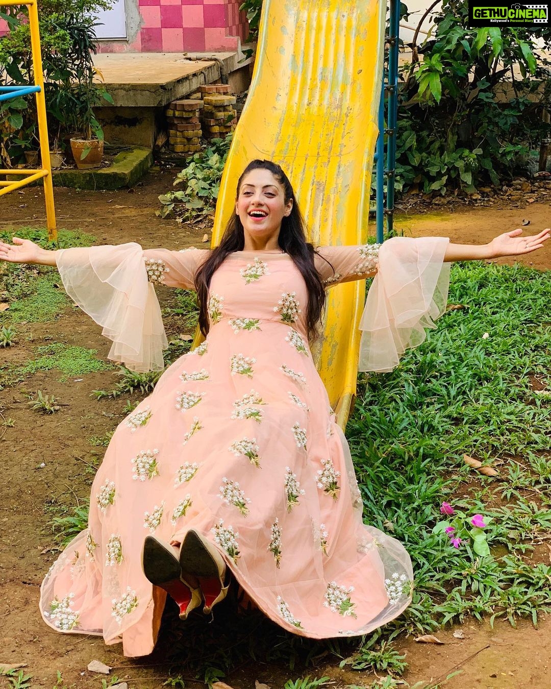 Gurleen Chopra Instagram - Fly like butterfly & spread your fragrance of positivity with your smile 🦋🦋 . . . #cutegirls😘 #happygirl #postivegirl #puresoul #fun #enjoylife #praygodswill #happiness #beautiful #gown #eveninggowns Mumbai, Maharashtra