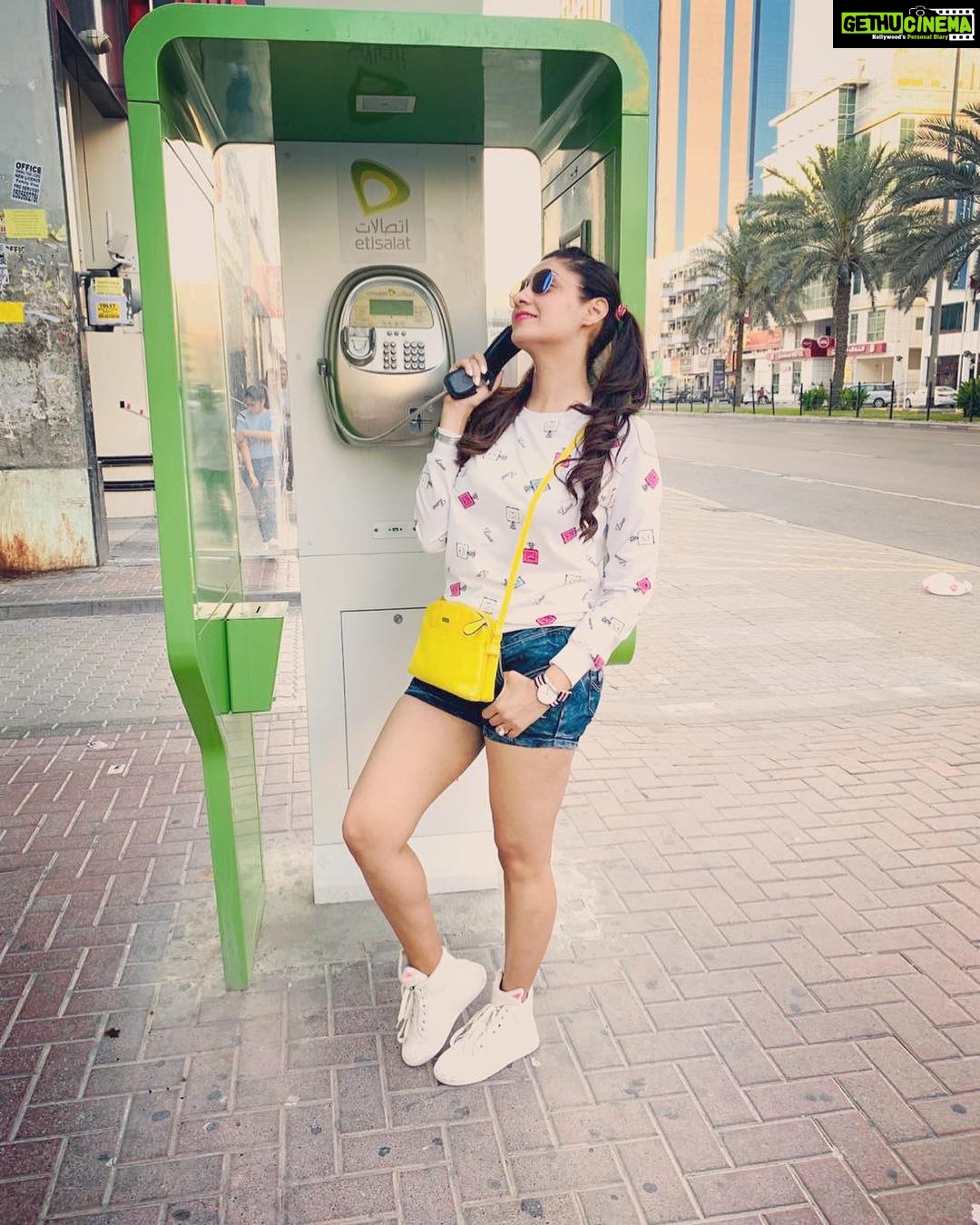 Gurleen Chopra Instagram - Aja beimaana kito .... bann k, phook da kaato mera khoon sohniya,,,, ess lai paya tainu khat meharma saade pind hani telephoooooone sohniya❤️❤️ . . . #favsong #dubai #telephonebooth #missingyou #happysunday #uae #longsistancelove #longdistancerelationship #loveyou BurJuman