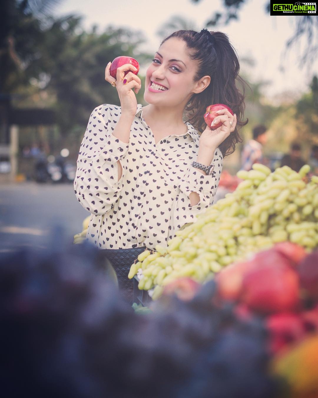 Gurleen Chopra Instagram - An apple a day keeps the doctor away, but if the doctor is cute 😉forget the fruit .....💕💕....#lovefruits #lovemyself #withoutmakeup #latestshoot📷 #enjoylife #lovelovelove Mumbai, Maharashtra