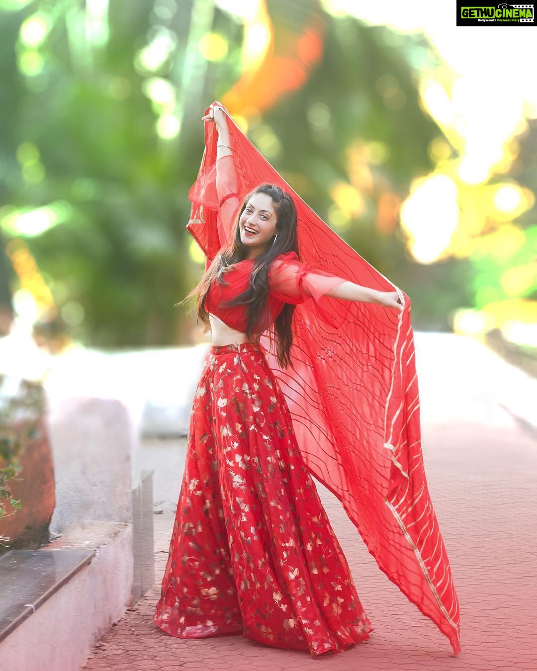 Gurleen Chopra Instagram - Peeng de jhoote, naal nagare te dhol, aja ve Sajna gal lag ke happy vaisakhi bol..❤️❤️ vaisakhi dia sareya nu lakh lakh vadhaiya🙏🏻🙏🏻 Feeling absolutely exquisite in this lehenga by @splabel.india What do you think about this look? 😊 Concept by @mediatribein Styled by @white_entelope PC 📸 @white_entelope Edited by @arsh._.creation Assisted by @heysunilgupta shastri nagar,lokhandwala,andheri west,mumbai