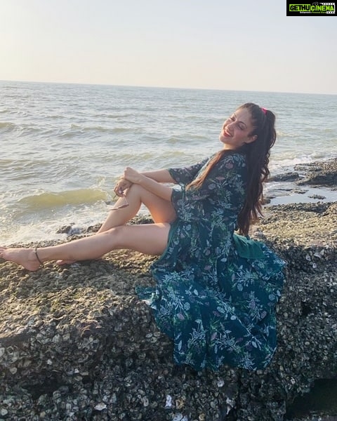 Gurleen Chopra Instagram - Letting go is so hard, but being free is beautiful...(thank you) ❤️ More pics are coming soon 😍 . . . . #sunset #beach #beachbody #gc #beachbabes #sunny #sunsets #happy #happygirl Dana Pani, Madh Island