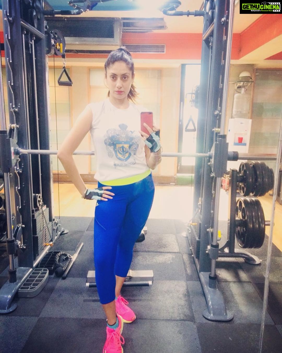 Gurleen Chopra Instagram - Change the person in the mirror, & your life will change.....( MAN IN THE MIRROR) 🤘🏻💪🏻 #gymmotivation #lovelife #myinspiration #newenergy #stronggirl #goodvibes Waves Gym