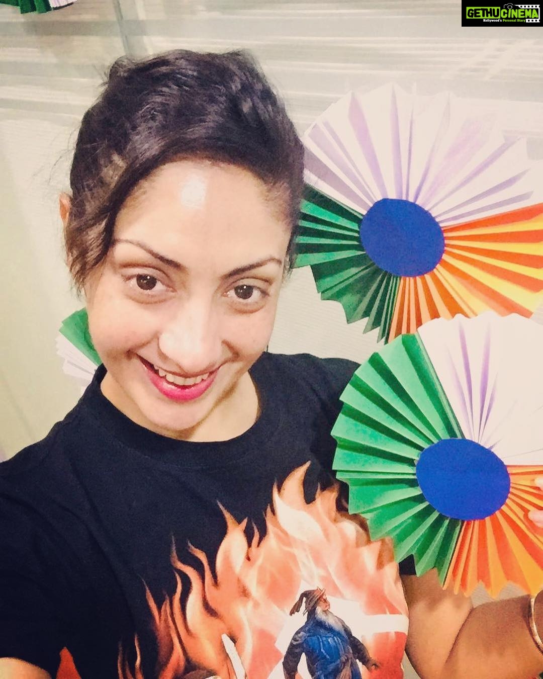 Gurleen Chopra Instagram - Our life is full of colours, I hope this 26th January will add more colours to your life. HAPPY REPUBLIC DAY 🇮🇳 Waves Gym