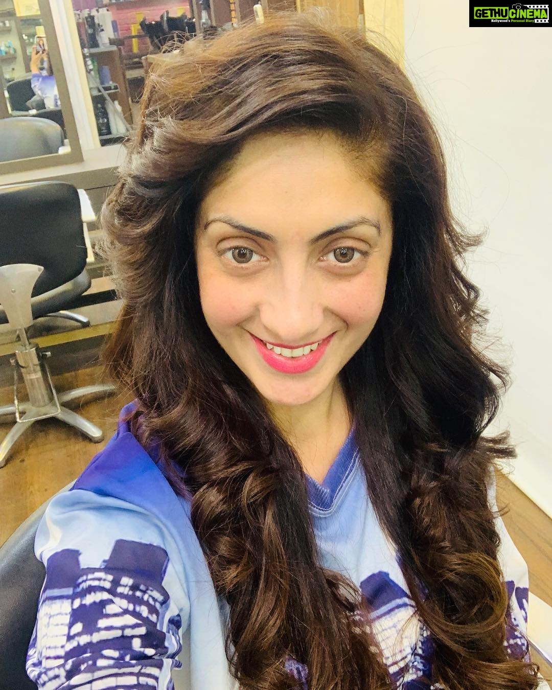 Gurleen Chopra Instagram - A woman who cuts her hair is about to change her life.....thx Shano u r a wonderful gal,, May Baba ji gives u all the happiness of this world...#newhaircut #newmovie #newlook @shanohanspal11 Hakim's Aalim Hair 'N' Tattoo Lounge